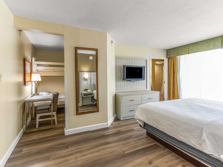 King bed and twin bunk beds